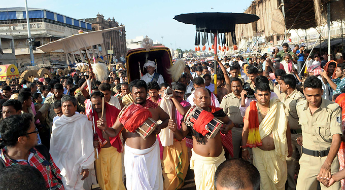 Gajapati Dibyasingha Deb comes to temple in a palanquin to perform ...